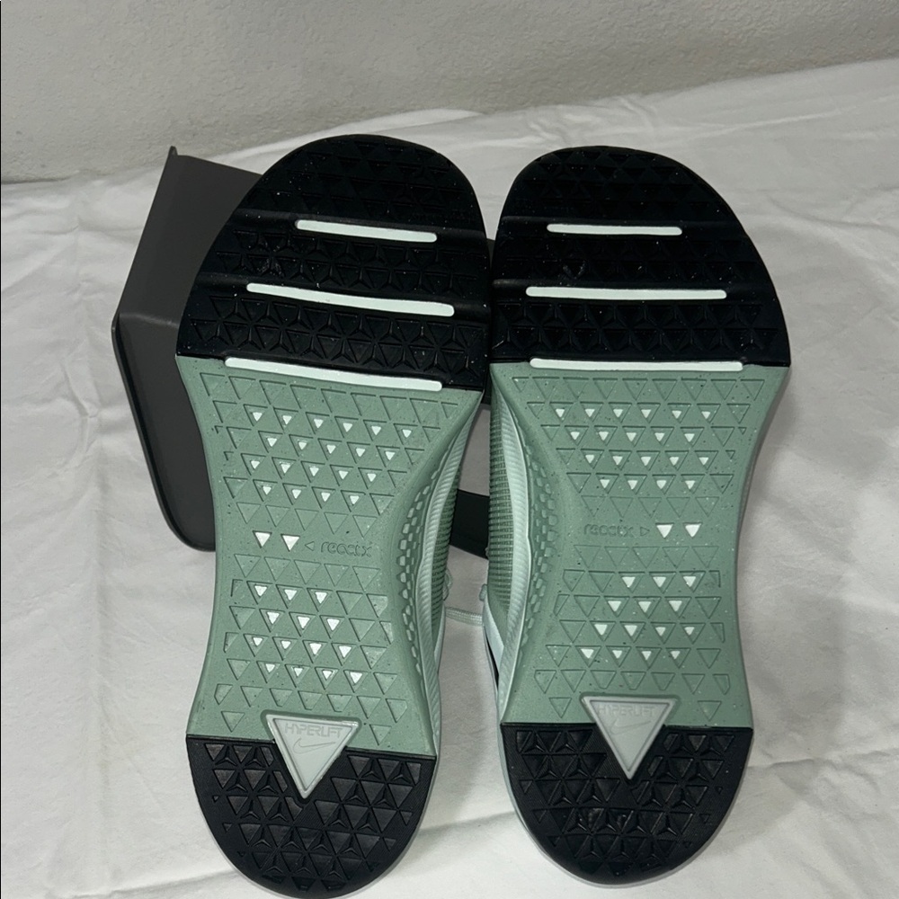 Nike Women's Green and Black Athletic Shoes NWOB - Picture 7 of 9